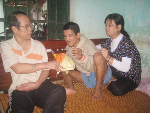 Chồng tai biến, con nhiễm chất độc da cam