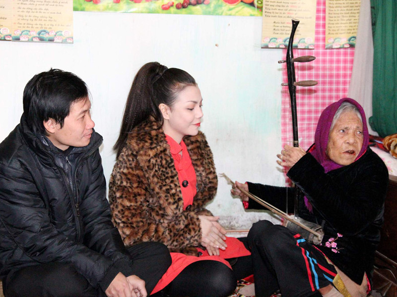 Nghệ nhân Hà Thị Cầu và diễn viên - người mẫu Trà Ngọc Hằng. Ảnh: L.A.V