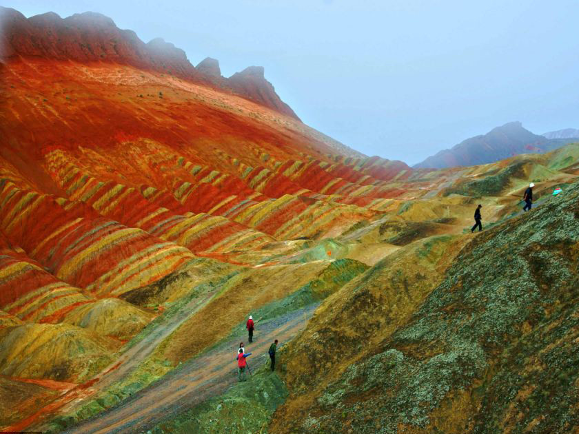 Kỳ lạ những ngọn núi sắc màu