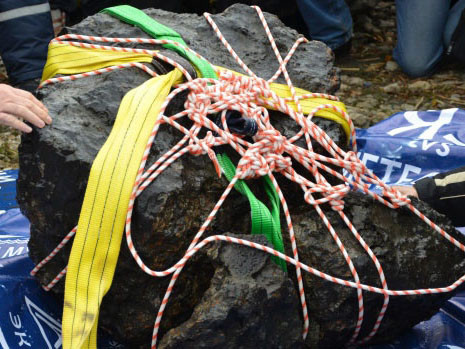 Thiên thạch được đưa lên khỏi hồ