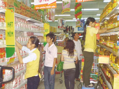 Khách hàng lựa chọn bột ngọt tại siêu thị Big C