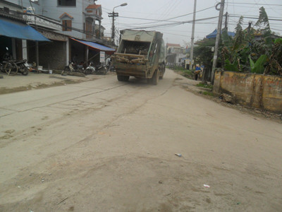 Xe trọng tải lớn “cày nát” đường liên huyện