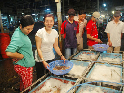 Trắng đêm giữa chợ khủng Bình Điền