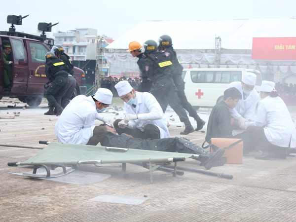 Bộ đội, công an tập đánh khủng bố, giải cứu con tin