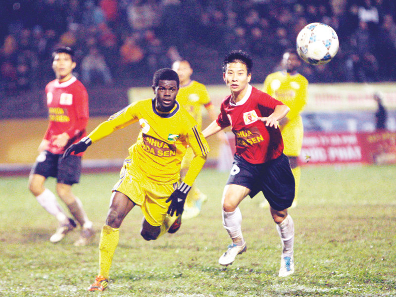 SLNA (vàng) sẽ có một chuyến làm khách khó nhọc tại Bình Dương Ảnh: VSI