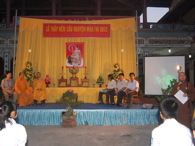 Thắp nến cầu nguyện và tư vấn mùa thi 2012