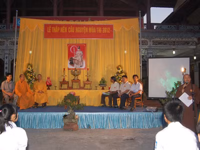 Thắp nến cầu nguyện và tư vấn mùa thi 2012