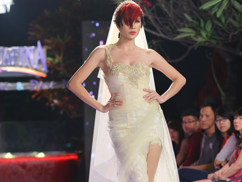 Trang Trần nam tính mặc váy cưới vẫn gợi cảm 'chết người'