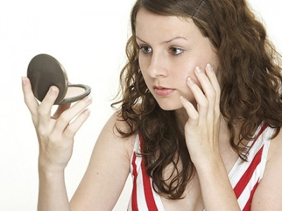 Trị mụn trứng cá bằng... vi-rút