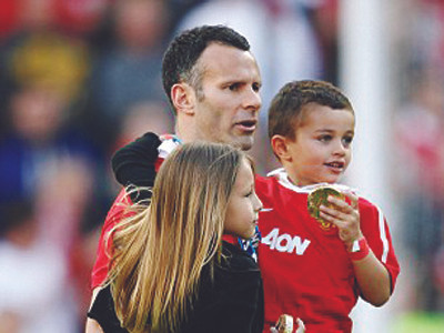 Barca tránh núi lửa, Giggs bị tố gạt tình