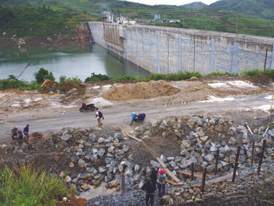 Ngồi chờ động đất...