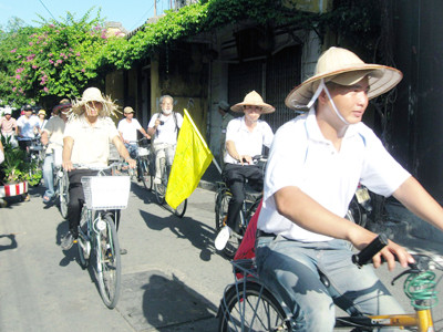 Đạp xe hưởng ứng Ngày không khói xe tại phố cổ Hội An Ảnh: H. Văn