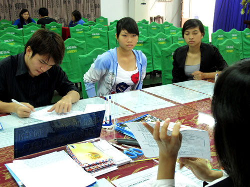 Thưa thớt thí sinh nộp hồ sơ xét tuyển NV3. Ảnh chụp tại trường ĐH Quốc tế Hồng Bàng - Ảnh: Đào Ngọc Thạch