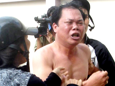 Phó phòng tư pháp cướp súng CSGT