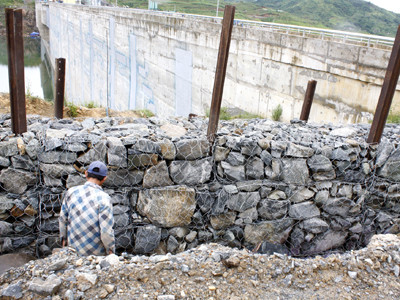 Bờ kè bằng đá chống sụt lún bên cạnh đập thủy điện