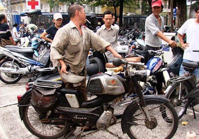 Nở rộ dịch vụ tìm chủ xe để sang tên