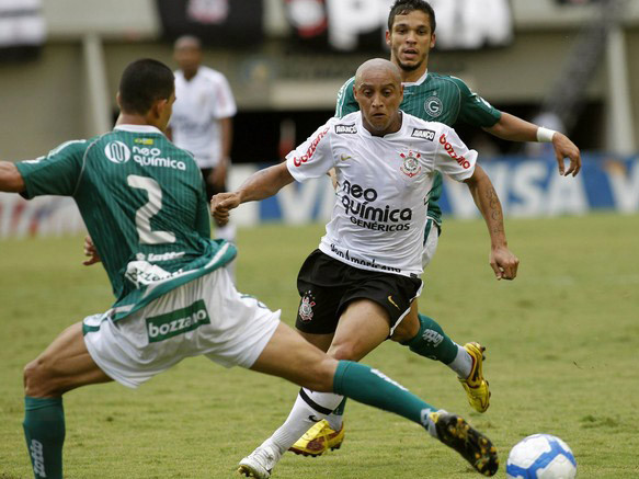 Roberto Carlos lại ghi bàn từ chấm phạt góc