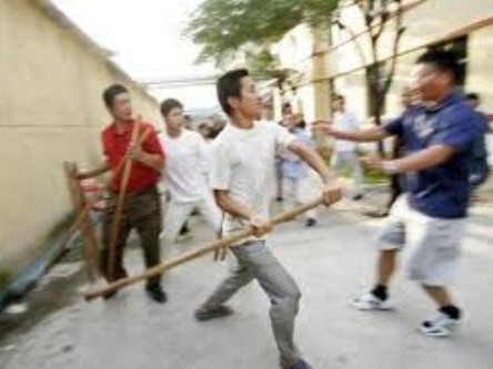 Nhóm du côn xông vào trường đánh chết học sinh