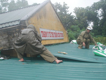 Bão số 4 suy yếu, một người chết