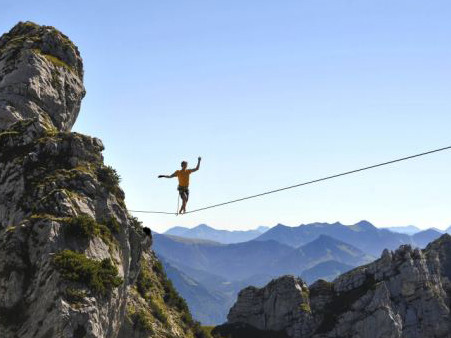 Thót tim cảnh người đi trên dây ở độ cao 1.800 mét