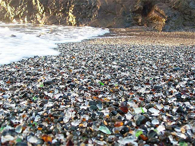 Vẻ đẹp lạ lùng của bãi biển thủy tinh