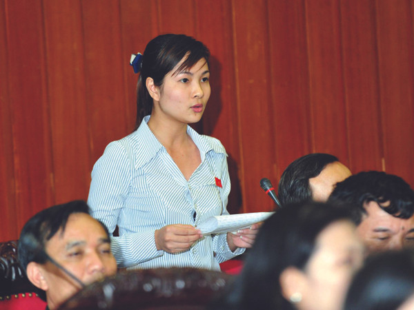 Đại biểu Vũ Thị Hương Sen (Hải Dương) chất vấn tại hội trường chiều 14-6 Ảnh: Hồng Vĩnh