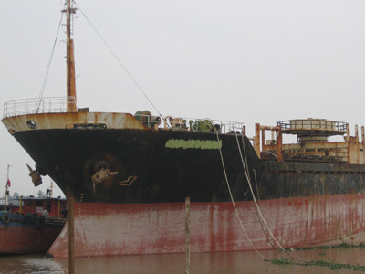 Hơn một nghìn tàu biển cũ nát chờ thành phế liệu