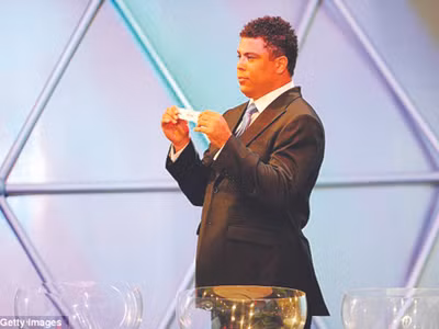 Cựu danh thủ Ronaldo bốc thăm tại lễ bốc thăm vòng loại World Cup 2014 Ảnh: Getty Images