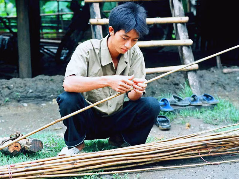 Anh Hà Văn Hình, bản Buốn, xã Tén Tằn, huyện Mường Lát (Thanh Hóa) chuẩn bị cần câu để đi câu cá lăng ở sông Mã
