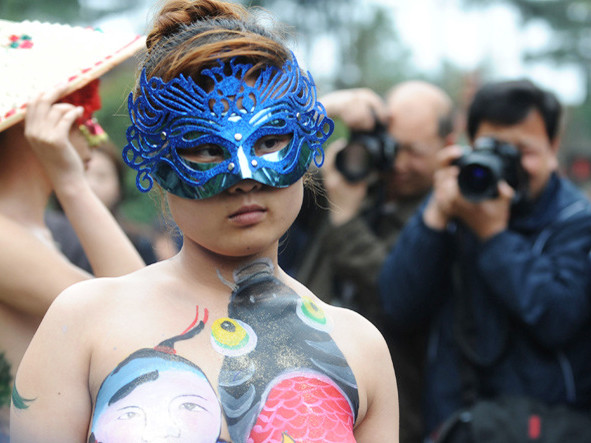 Vượt qua ngại ngùng, nữ sinh trình diễn body painting