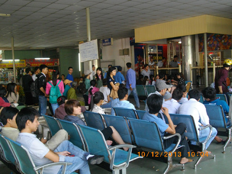 Bến xe “cháy” vé, cò bủa vây sân ga