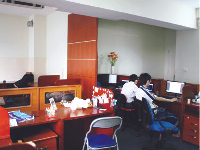 Một căn hộ chung cư được dùng làm văn phòng giao dịch Ảnh: Xuân Phú