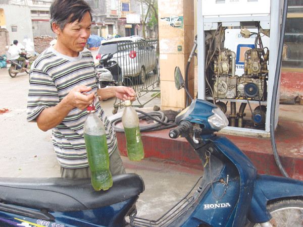 Giá xăng dầu tác động từng ngày lên đời sống của người dân Ảnh: PT
