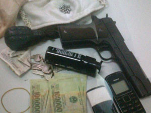 Đột nhập biệt thự ven hồ Tây, nổ súng cướp tài sản