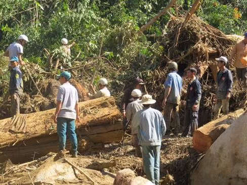 Thi thể chàng trai dưới hàng trăm mét khối đất đá