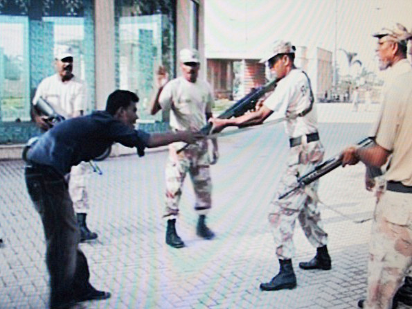 Phẫn nộ cảnh dân thường bị bắn chết giữa phố