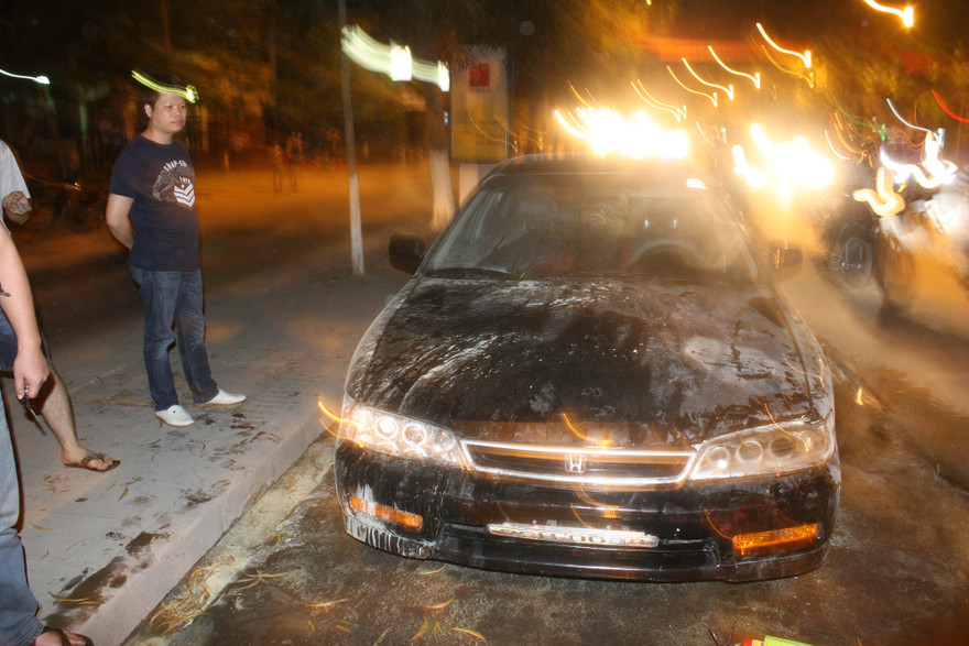 'Xế hộp' lại bốc cháy khi đang chạy