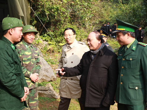 Rào dây thép gai tại điểm nóng