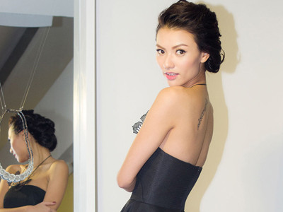 Diện váy quây, Hồng Quế khoe lưng trần và... hình xăm