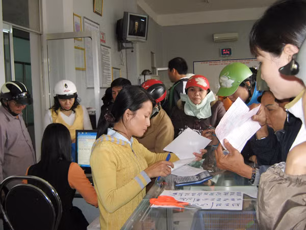 Bức xúc vì phải chen lấn nộp tiền điện