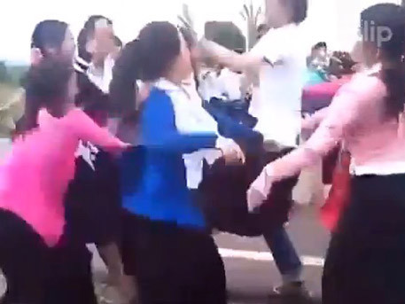 Xôn xao clip nữ sinh dân tộc hỗn chiến trên đường quốc lộ