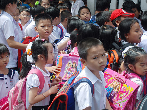 'Cõng' cặp đến trường