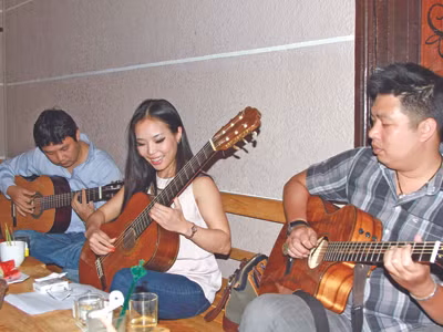 Gặp gỡ diva guitar châu Á