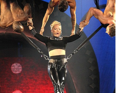 Pink lại ‘nổi loạn’ trên sân khấu