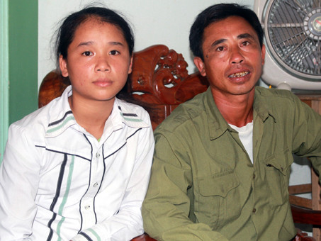 Nhặt được 28 triệu đồng, nữ sinh đứng chờ trả lại người đánh mất