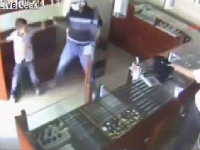 Dũng cảm chống lại tên cướp có vũ khí