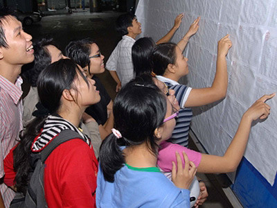 Gần 100 trường công bố điểm thi