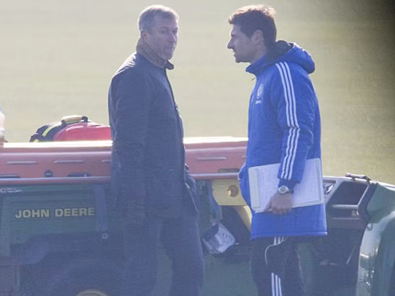 Tỷ phú Abramovich yêu cầu HLV Villas-Boas phải có câu trả lời thỏa đáng về phong độ kém cỏi của Chelsea. Ảnh: Dailymail
