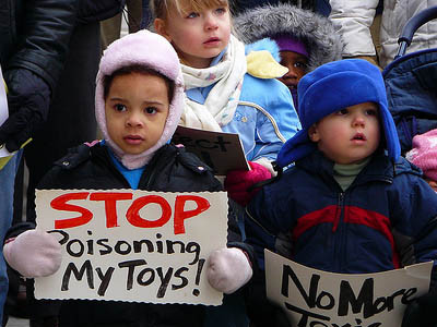 Biến đổi giới tính, dậy thì sớm vì... đồ chơi nhập lậu