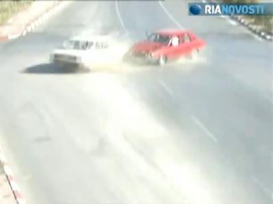 Xe liên tục 'tự tử' ở ngã tư